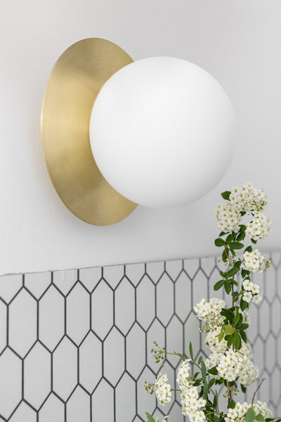 Wall lamp BORRA A modern sconce with brass disk UMMO