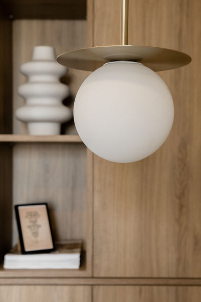 Ceiling lamp BORRA B white with a brass disc and a glass UMMO shade